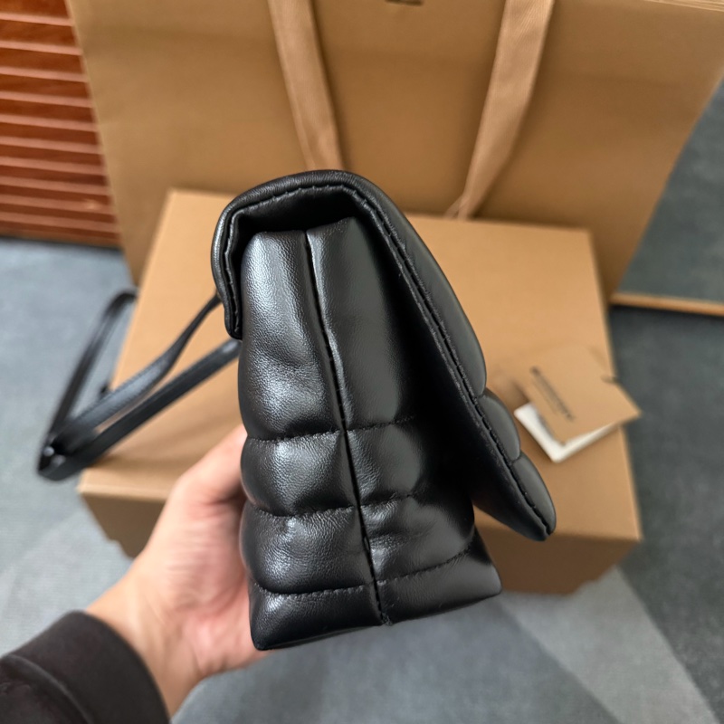 Burberry巴寶莉TB字母絎縫羔羊皮翻蓋斜背包-3