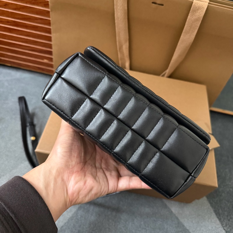 Burberry巴寶莉TB字母絎縫羔羊皮翻蓋斜背包-4