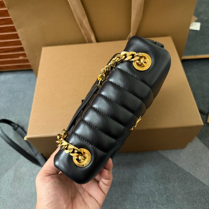 Burberry巴寶莉TB字母絎縫羔羊皮翻蓋斜背包-5