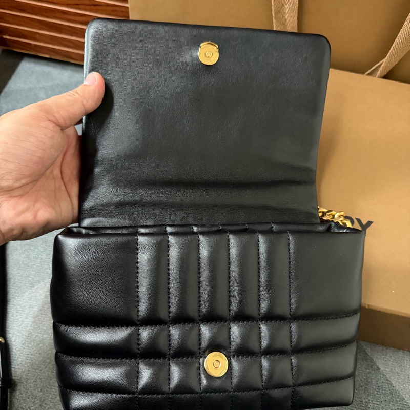 Burberry巴寶莉TB字母絎縫羔羊皮翻蓋斜背包-8