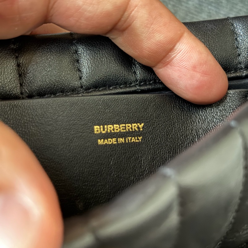 Burberry巴寶莉TB字母絎縫羔羊皮翻蓋斜背包-10