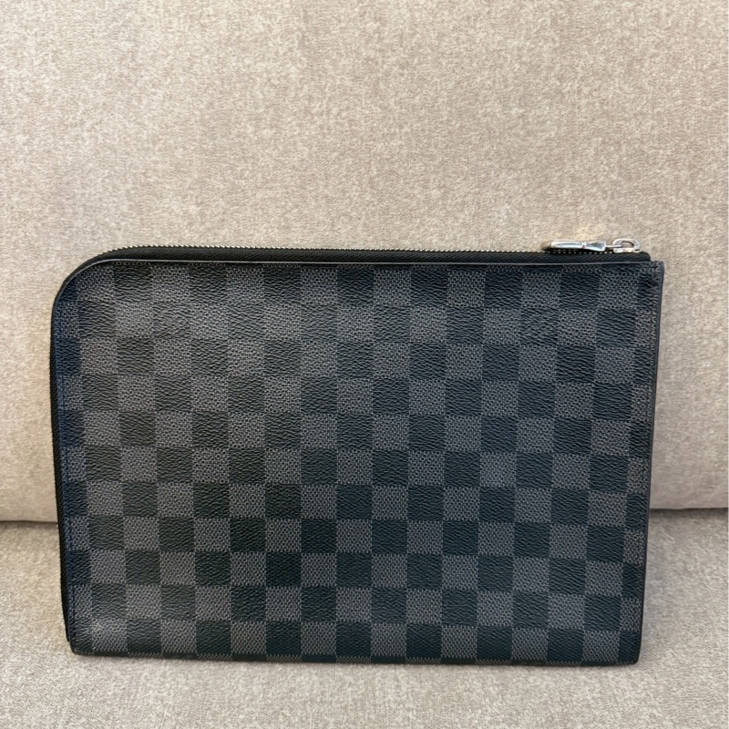 LV黑棋盤格L手拿包-1