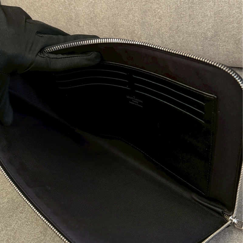 LV黑棋盤格L手拿包-4