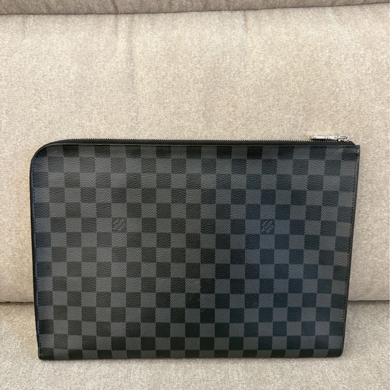 LV黑棋盤格L手拿包-1