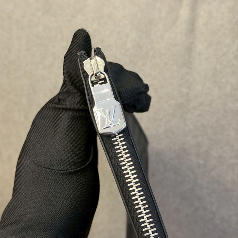 LV黑棋盤格L手拿包-2