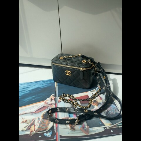 Chanel 金銀雙鍊黑皮革斜背小方化妝包