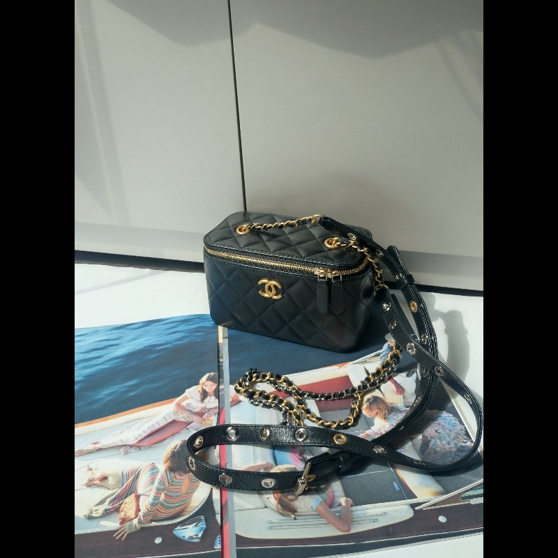 Chanel 金銀雙鍊黑皮革斜背小方化妝包-0