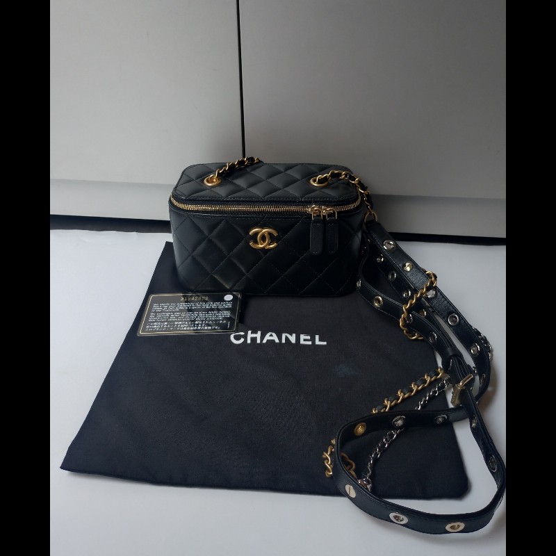 Chanel 金銀雙鍊黑皮革斜背小方化妝包-1
