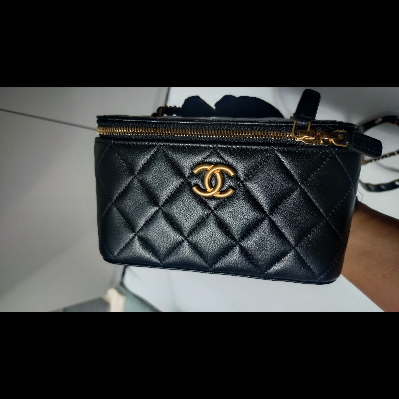 Chanel 金銀雙鍊黑皮革斜背小方化妝包-2