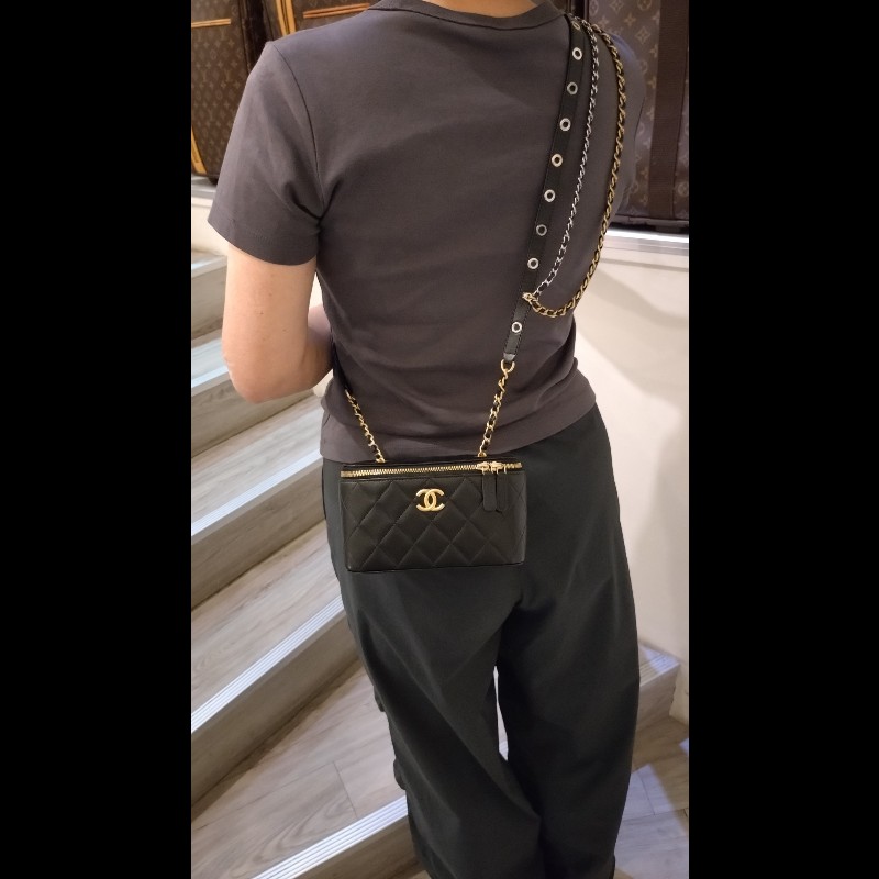 Chanel 金銀雙鍊黑皮革斜背小方化妝包-6