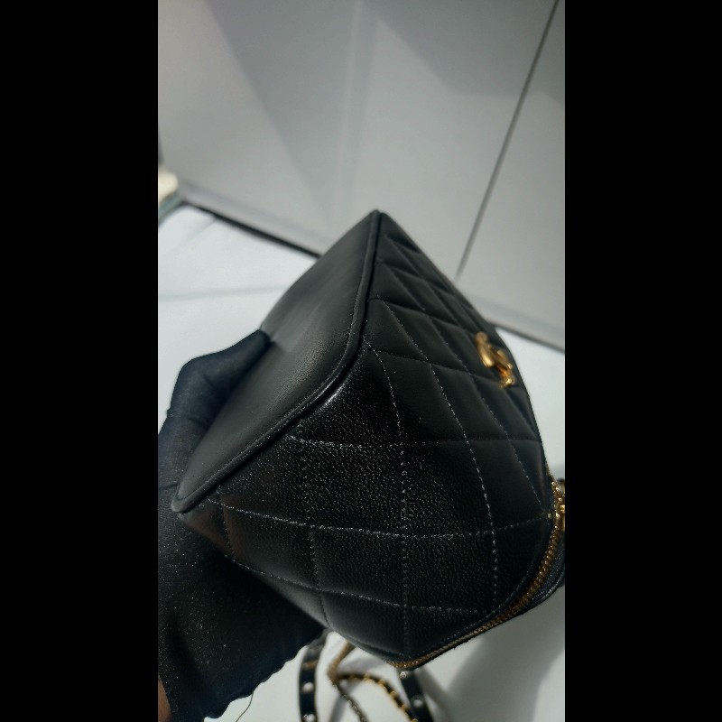 Chanel 金銀雙鍊黑皮革斜背小方化妝包-7