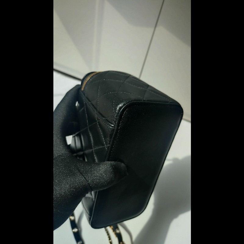 Chanel 金銀雙鍊黑皮革斜背小方化妝包-9