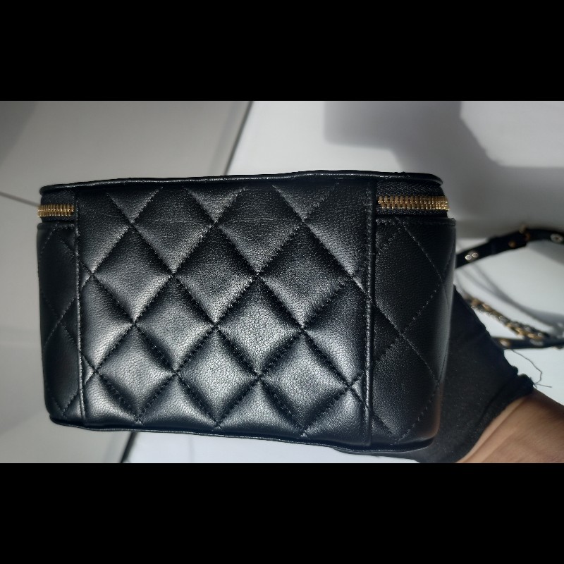 Chanel 金銀雙鍊黑皮革斜背小方化妝包-10
