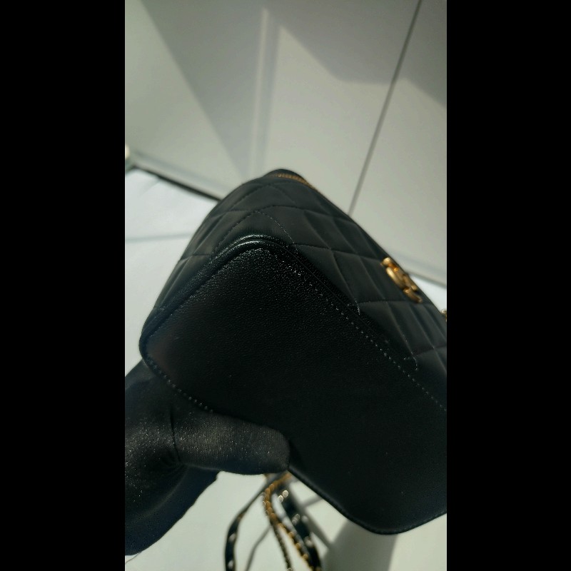 Chanel 金銀雙鍊黑皮革斜背小方化妝包-11
