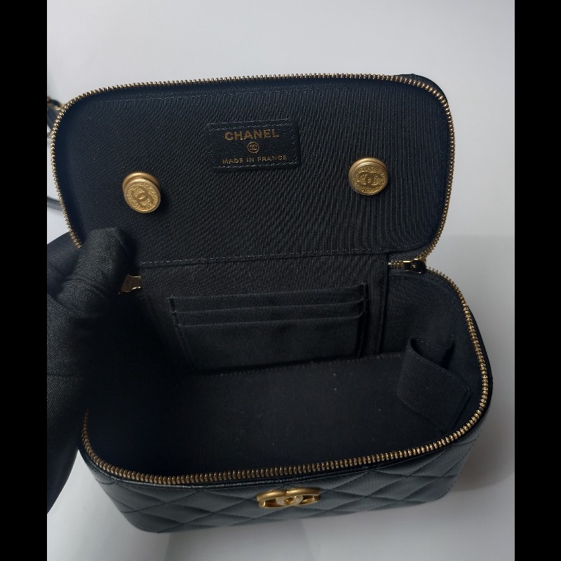 Chanel 金銀雙鍊黑皮革斜背小方化妝包-13