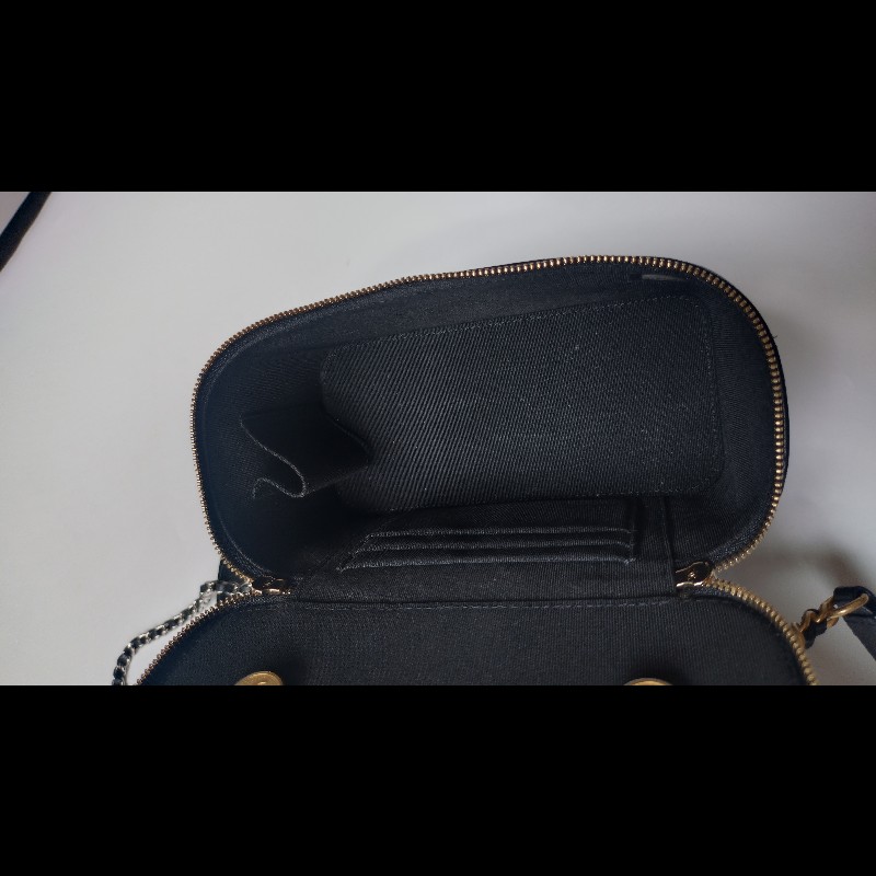 Chanel 金銀雙鍊黑皮革斜背小方化妝包-14