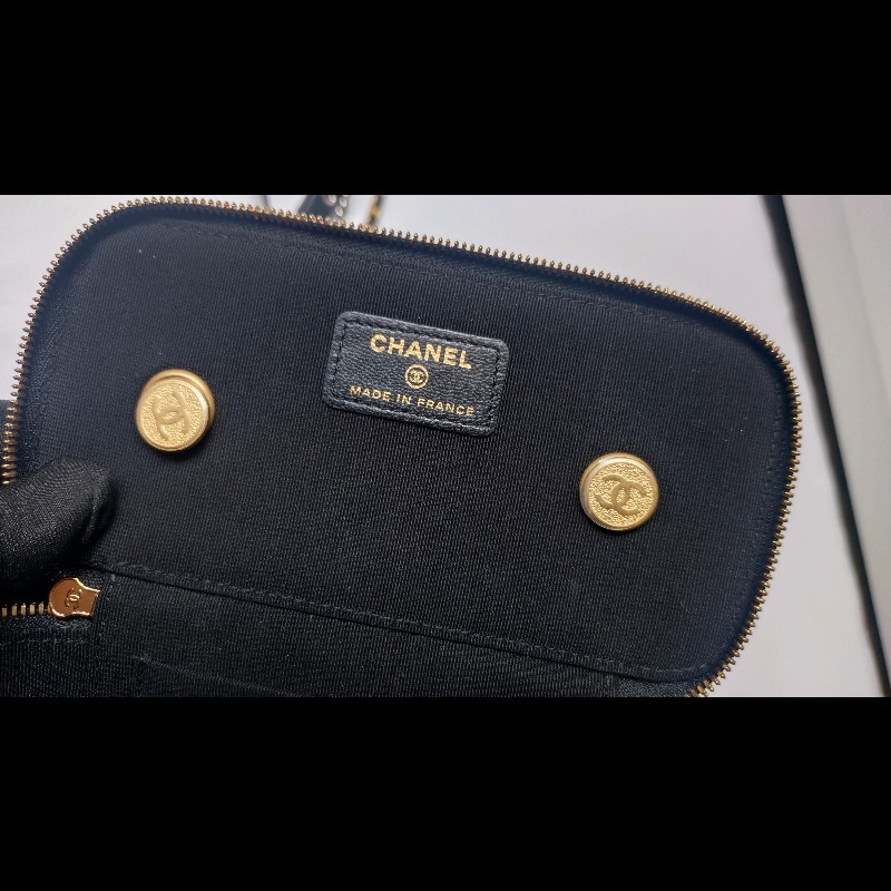 Chanel 金銀雙鍊黑皮革斜背小方化妝包-16