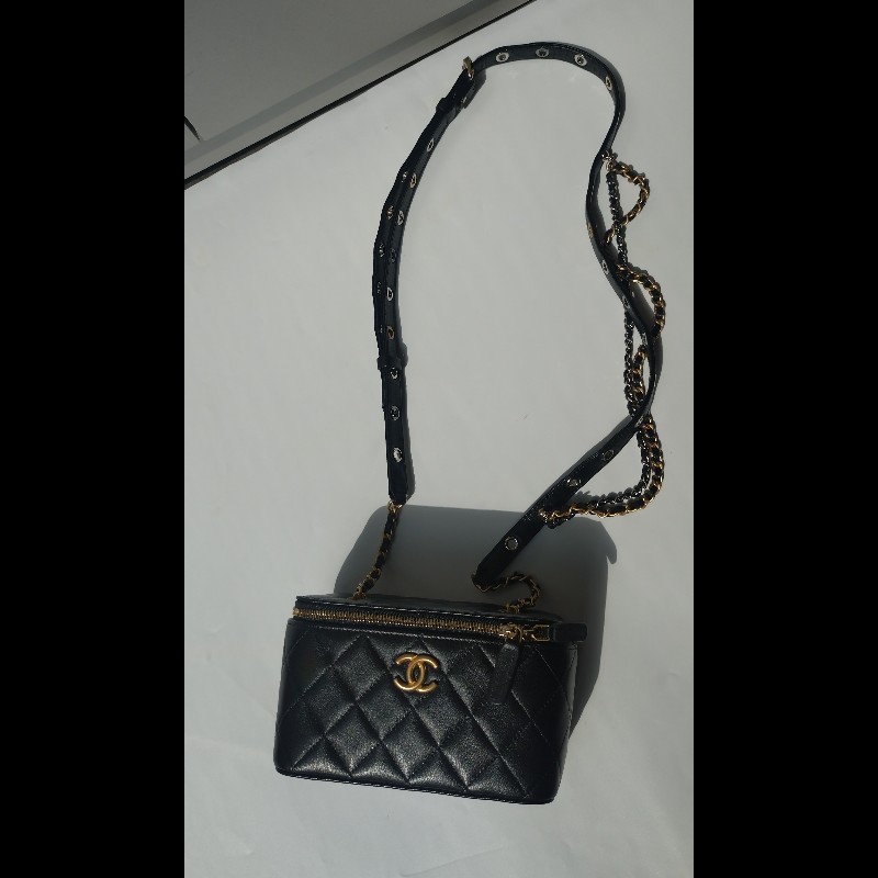 Chanel 金銀雙鍊黑皮革斜背小方化妝包-17