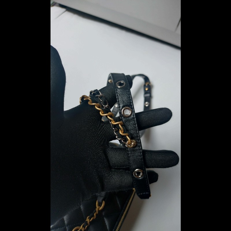 Chanel 金銀雙鍊黑皮革斜背小方化妝包-18