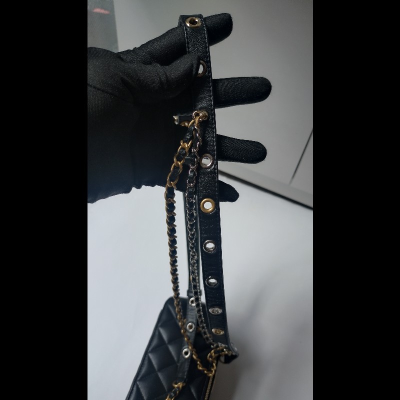 Chanel 金銀雙鍊黑皮革斜背小方化妝包-19