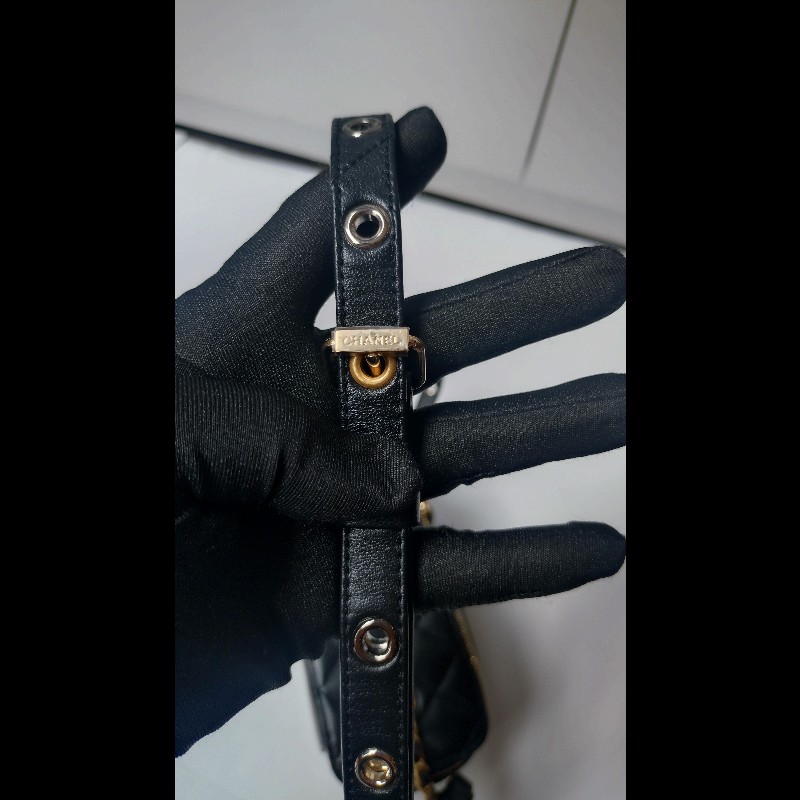 Chanel 金銀雙鍊黑皮革斜背小方化妝包-21