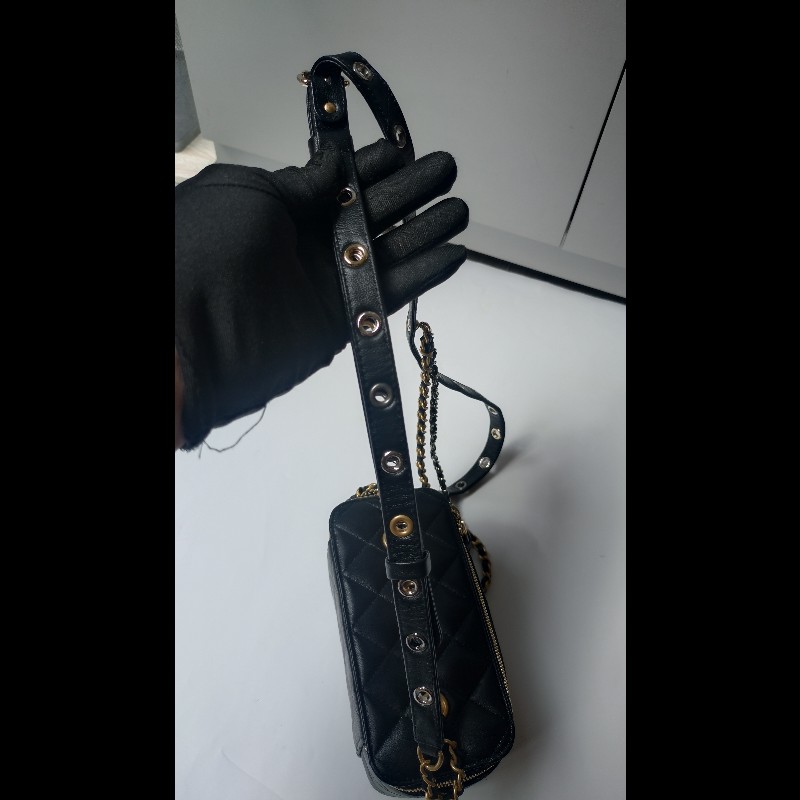 Chanel 金銀雙鍊黑皮革斜背小方化妝包-22