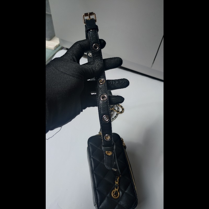 Chanel 金銀雙鍊黑皮革斜背小方化妝包-23