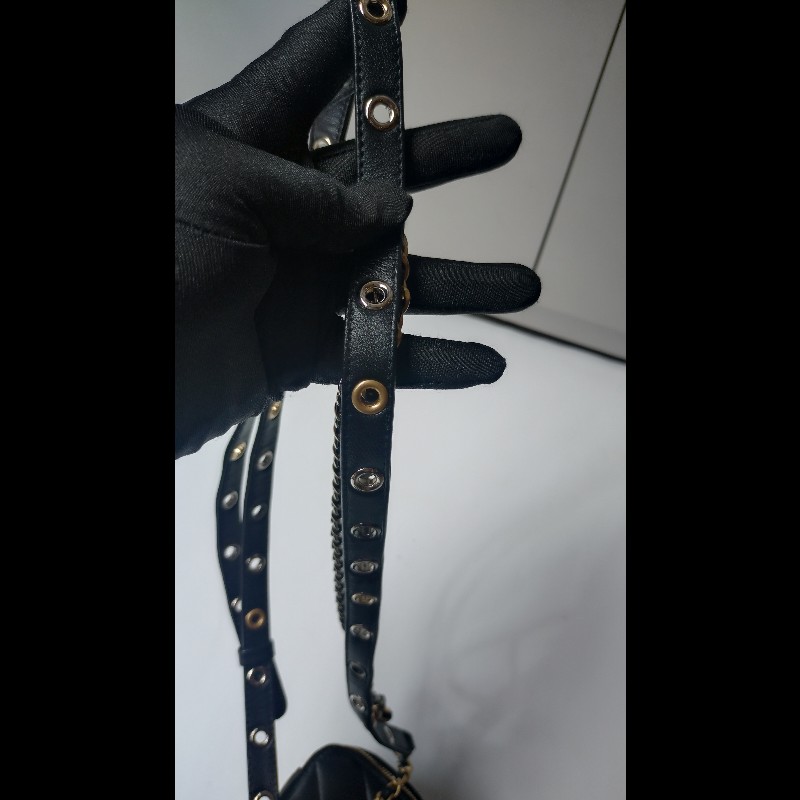 Chanel 金銀雙鍊黑皮革斜背小方化妝包-24