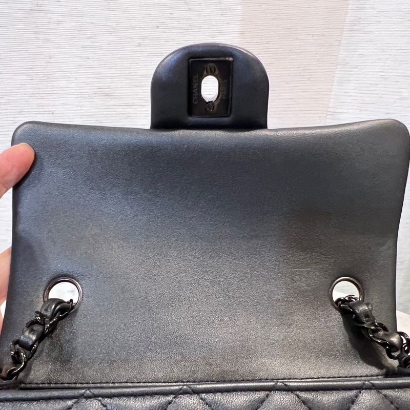 Chanel 銀黑羊皮銀黑釦Mini Cf20 斜背包-11