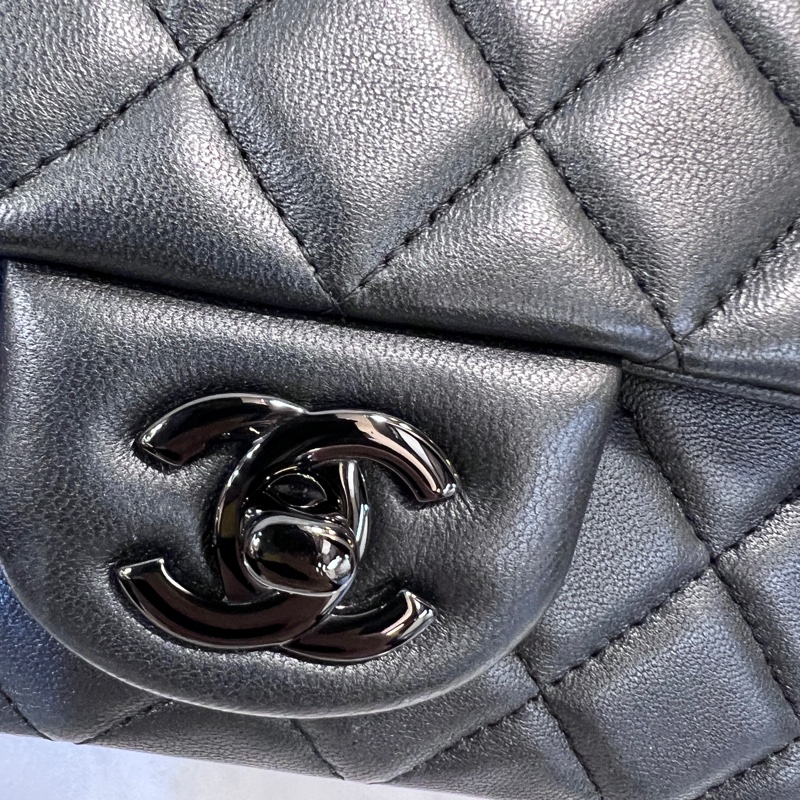 Chanel 銀黑羊皮銀黑釦Mini Cf20 斜背包-12