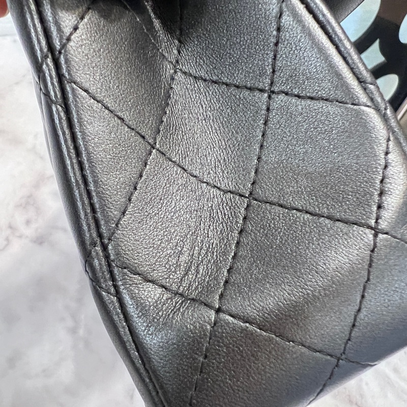 Chanel 銀黑羊皮銀黑釦Mini Cf20 斜背包-15