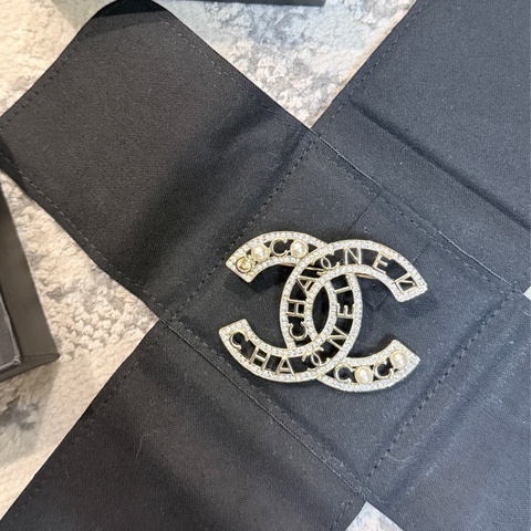 CHANEL香奈兒COCO標誌胸針 淡金