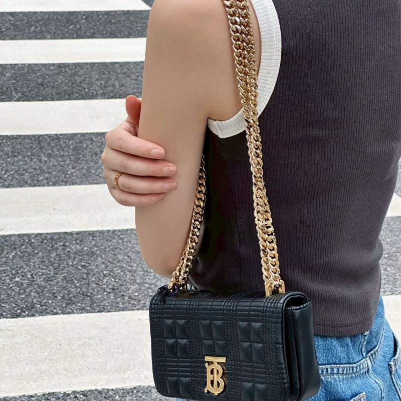 BURBERRY黑金羊皮絎縫Lola鏈條肩側背包8023117-0