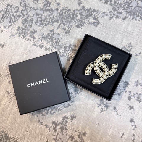 CHANEL香奈兒珍珠金屬邊框CC胸針