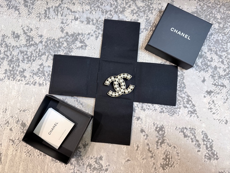 CHANEL香奈兒珍珠金屬邊框CC胸針-1