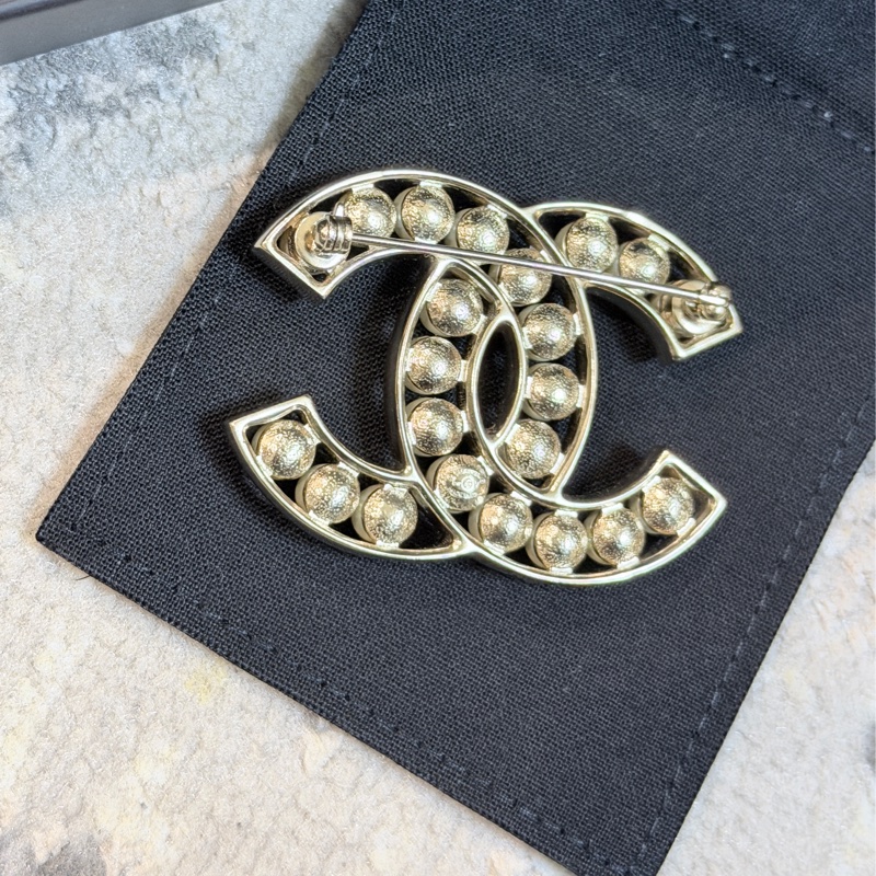 CHANEL香奈兒珍珠金屬邊框CC胸針-4