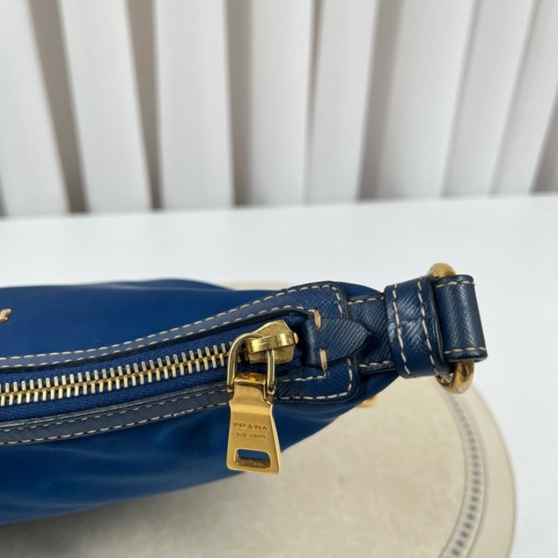 PRADA普拉達 藍金hobo單肩斜挎包 百搭實用款 上身很時髦 內裡乾淨 特別輕便好背 經典又耐看-17