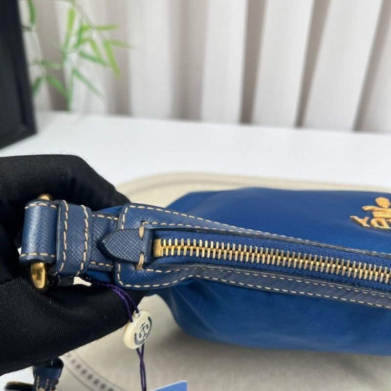 PRADA普拉達 藍金hobo單肩斜挎包 百搭實用款 上身很時髦 內裡乾淨 特別輕便好背 經典又耐看-18