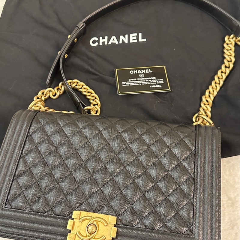 Boy Chanel 黑金 28cm 粒紋小牛皮-0