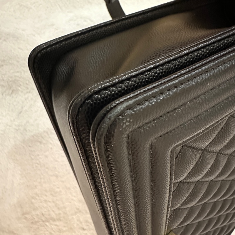 Boy Chanel 黑金 28cm 粒紋小牛皮-9