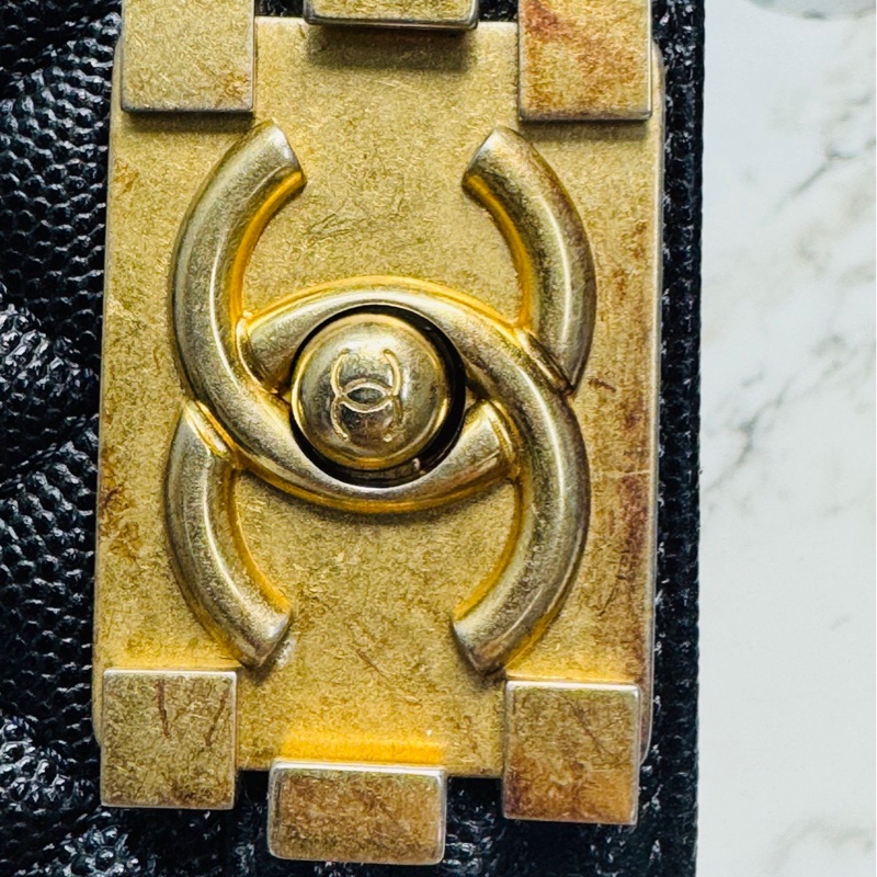 Boy Chanel 黑金 28cm 粒紋小牛皮-13