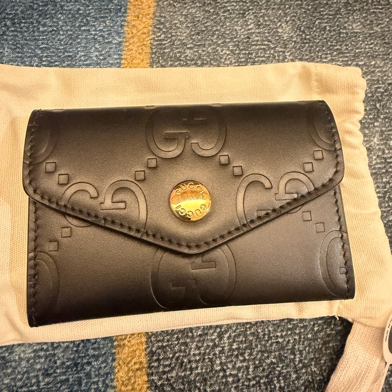 Gucci老花壓紋信封翻蓋單層卡包 黑色-0