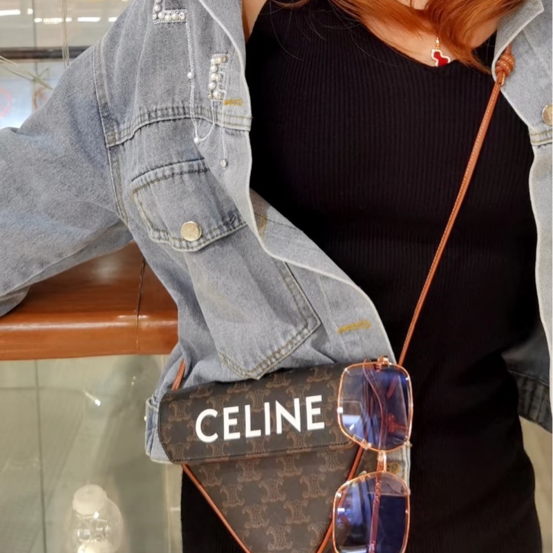 Celine 經典老花 三角包-0