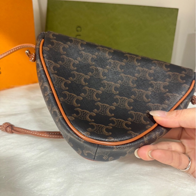 Celine 經典老花 三角包-5