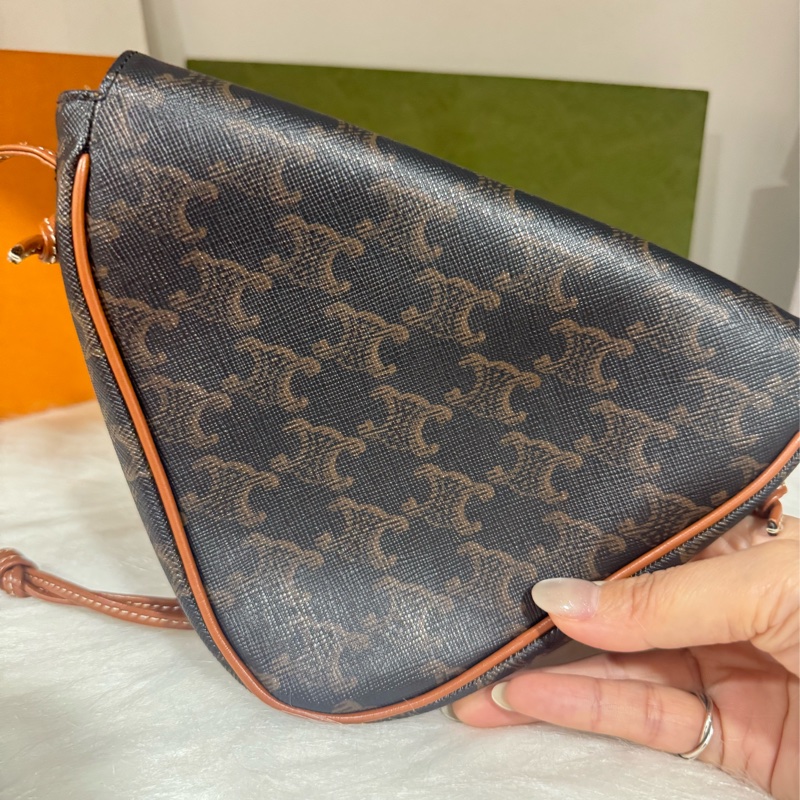 Celine 經典老花 三角包-9