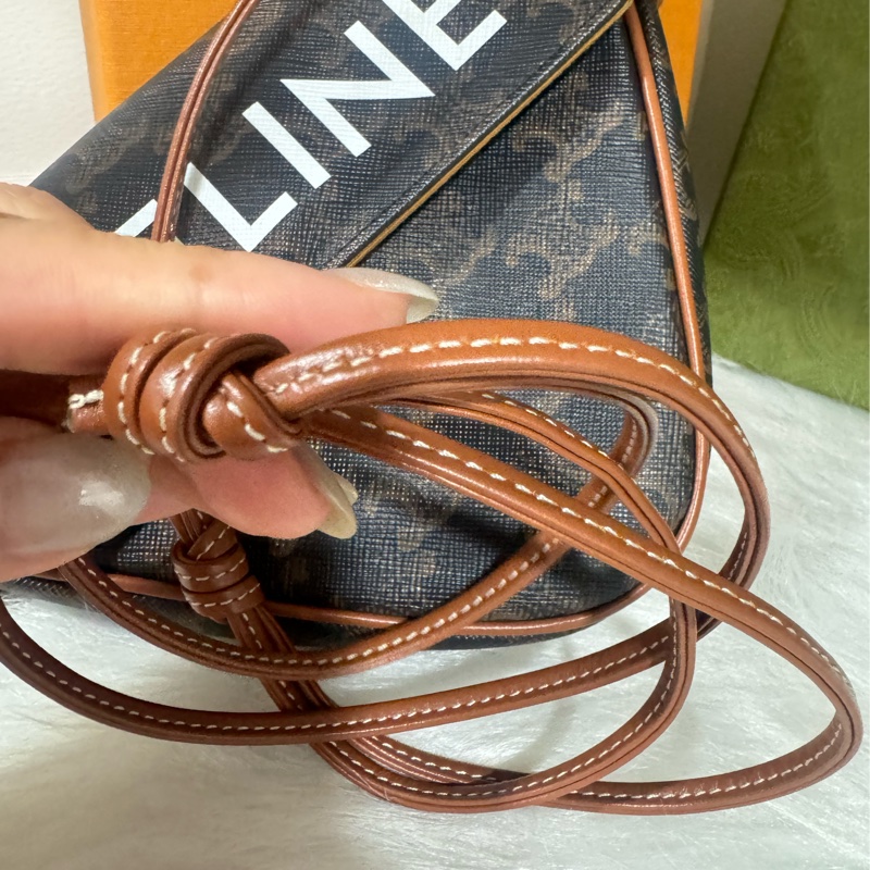 Celine 經典老花 三角包-10