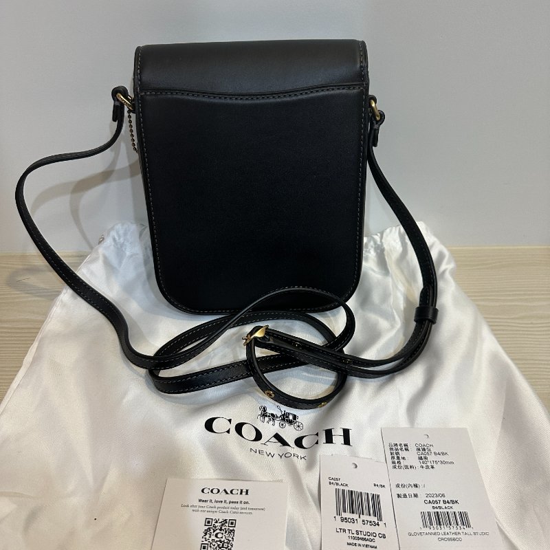COACH 小方包|全新未使用|黑色經典款|金扣設計|附完整配件✨-1