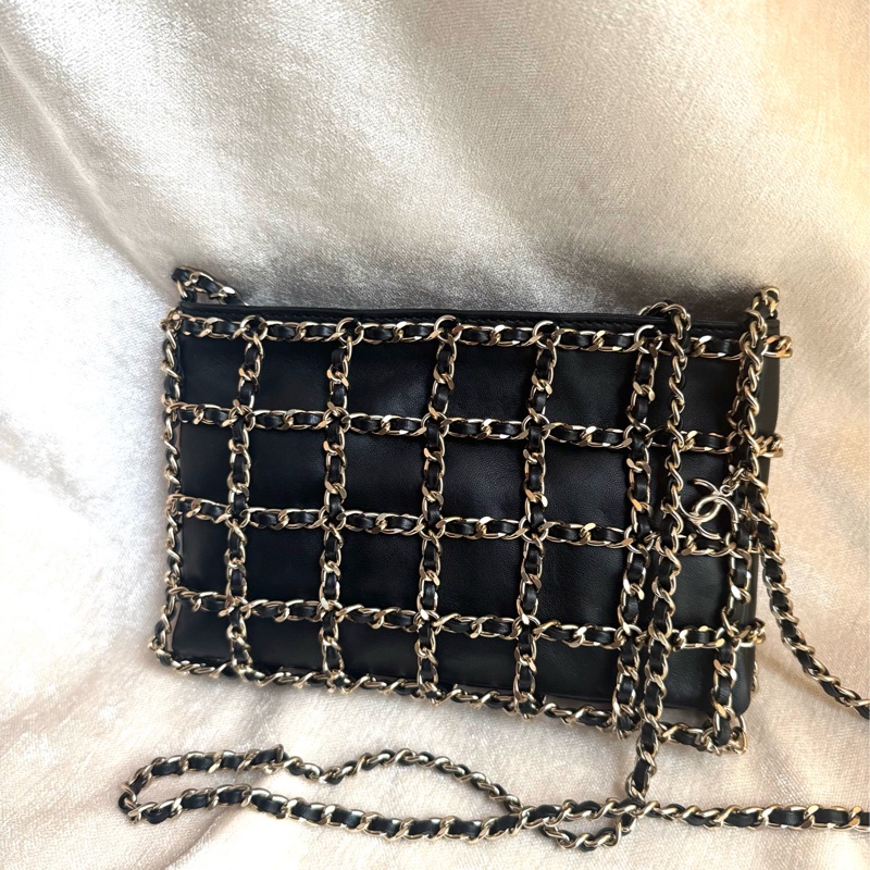 Chanel香奈兒 鳥籠系列橫版黑金 皮穿鏈網格鏈條包 ，黑金鍊條橫版單肩包。稀有限量秀款，可以斜挎-7