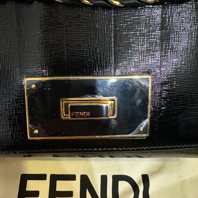 FENDI 鏈條斜背包｜黑色亮面皮革｜全新未使用｜附原廠防塵袋✨-1