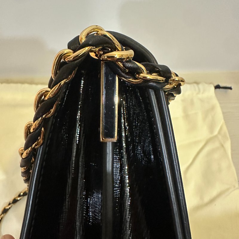 FENDI 鏈條斜背包｜黑色亮面皮革｜全新未使用｜附原廠防塵袋✨-2